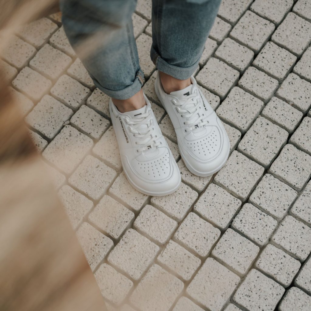 Biele barefoot tenisky: Trend, ktorý stojí za to objaviť